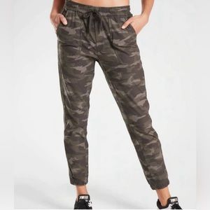 Athleta Green Camo Farallon Joggers, Women’s Size 8